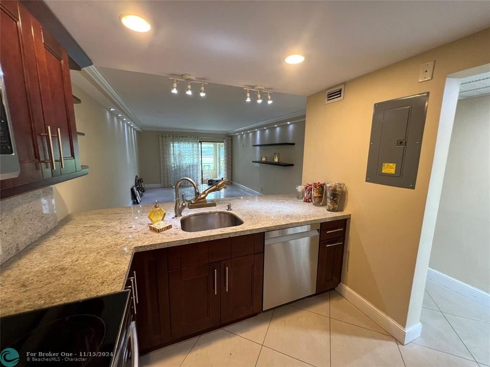 For Sale: $238,900 (2 beds, 2 baths, 1000 Square Feet)