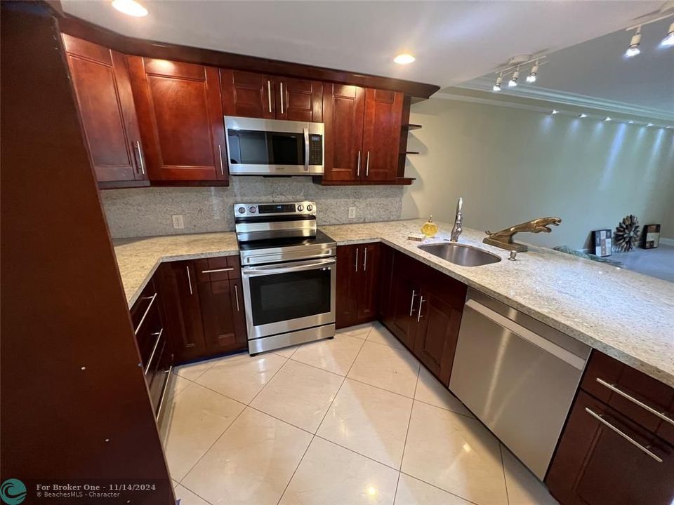 For Sale: $238,900 (2 beds, 2 baths, 1000 Square Feet)