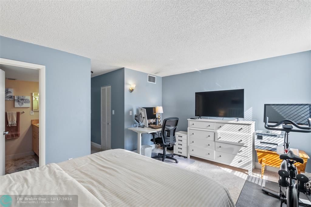 For Sale: $249,900 (2 beds, 2 baths, 1100 Square Feet)