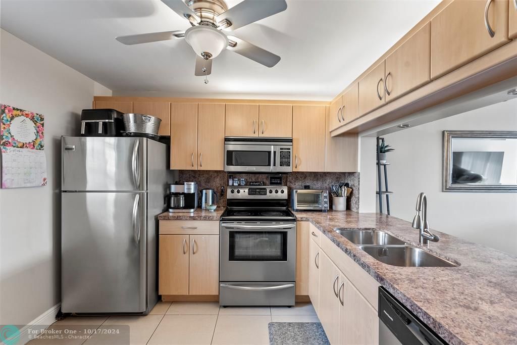 For Sale: $249,900 (2 beds, 2 baths, 1100 Square Feet)