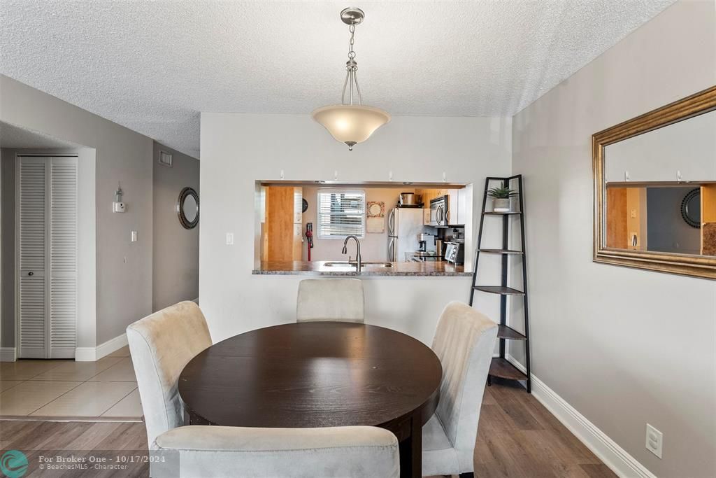 For Sale: $249,900 (2 beds, 2 baths, 1100 Square Feet)