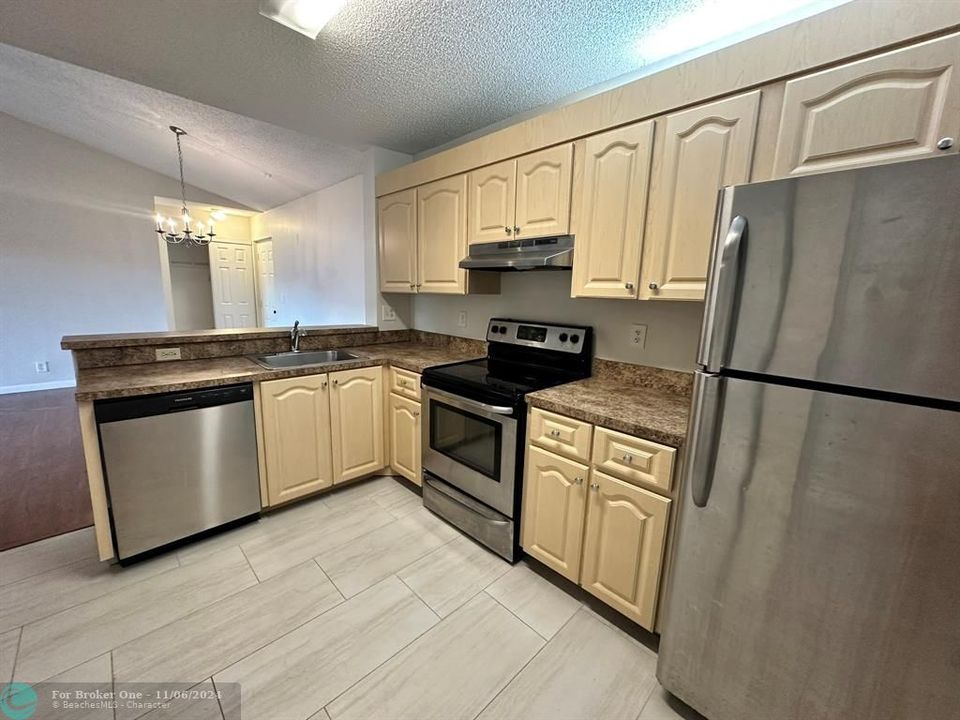 For Rent: $2,200 (2 beds, 2 baths, 1106 Square Feet)