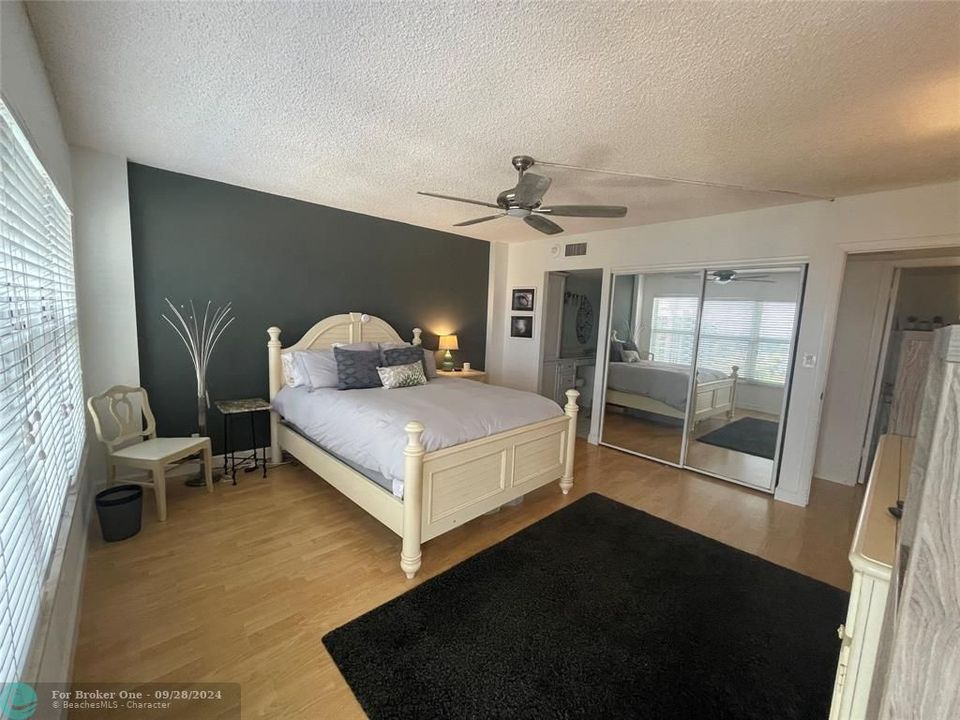 For Rent: $2,400 (1 beds, 1 baths, 890 Square Feet)