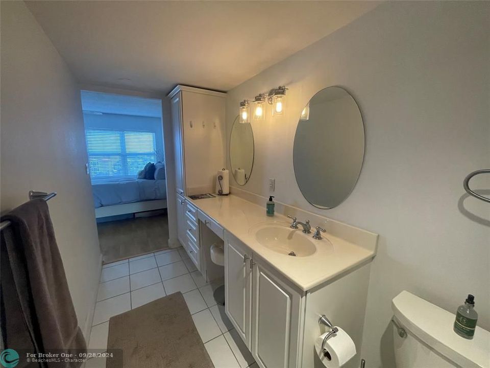 For Rent: $2,400 (1 beds, 1 baths, 890 Square Feet)