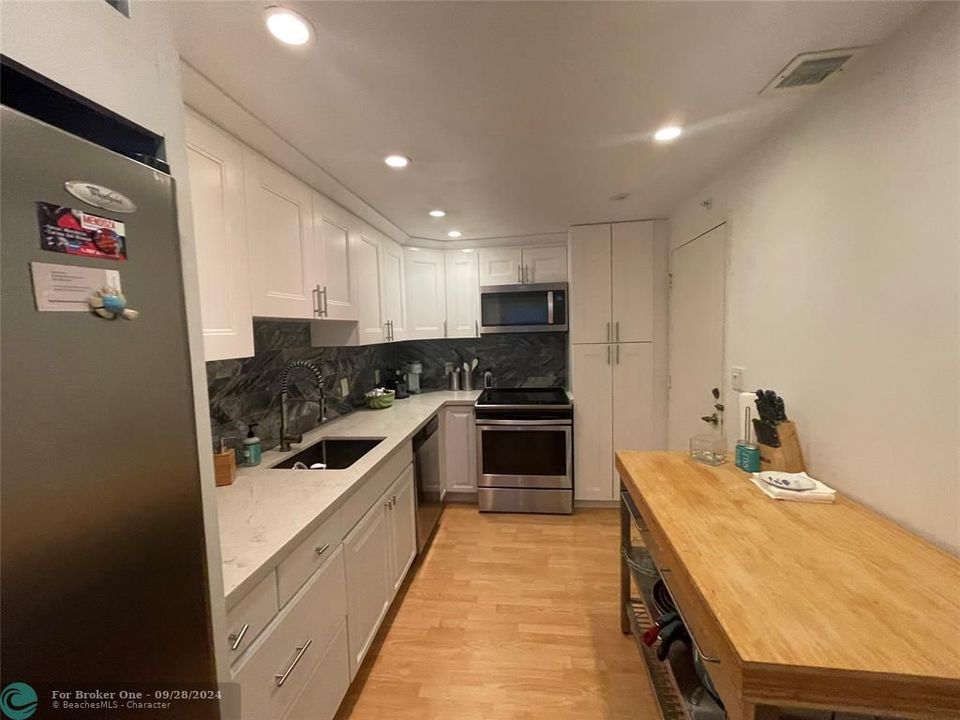 For Rent: $2,400 (1 beds, 1 baths, 890 Square Feet)