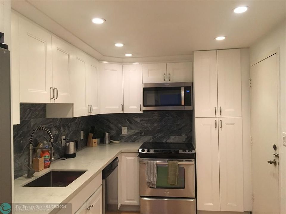 For Rent: $2,400 (1 beds, 1 baths, 890 Square Feet)