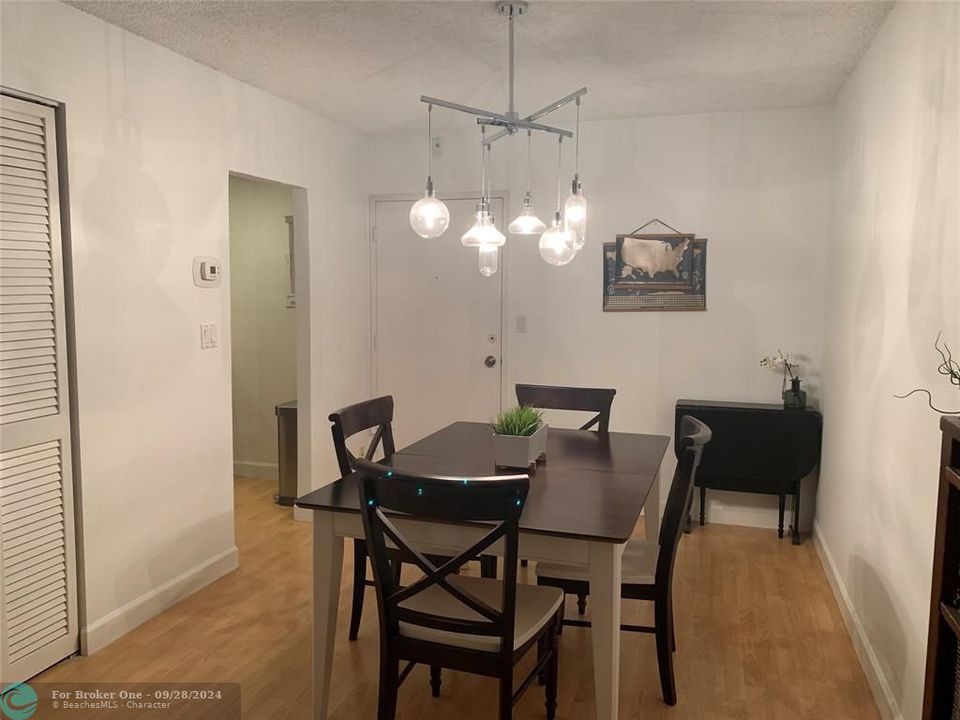 For Rent: $2,400 (1 beds, 1 baths, 890 Square Feet)