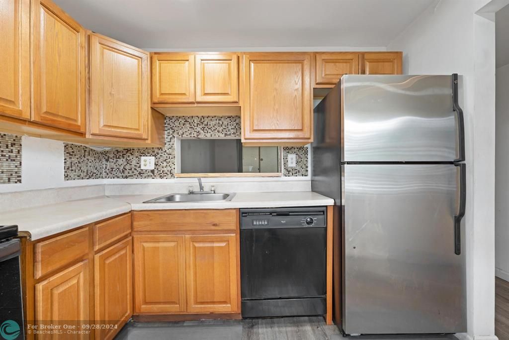 For Sale: $149,900 (1 beds, 1 baths, 721 Square Feet)