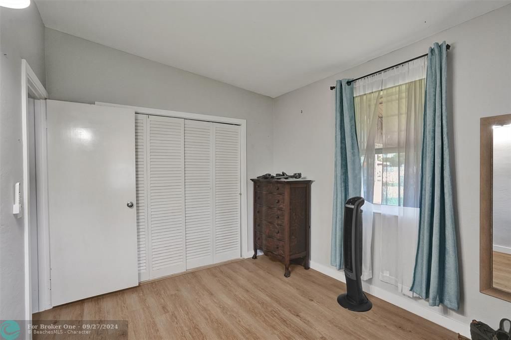 For Sale: $385,000 (2 beds, 1 baths, 837 Square Feet)