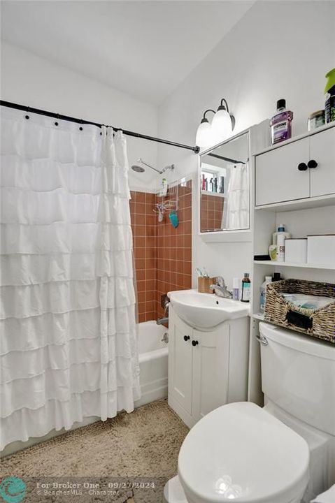 For Sale: $385,000 (2 beds, 1 baths, 837 Square Feet)