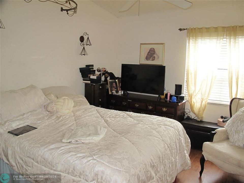 For Rent: $2,350 (3 beds, 2 baths, 1260 Square Feet)