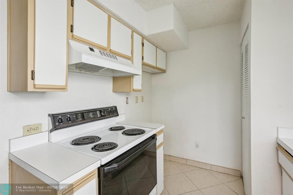 For Sale: $195,000 (1 beds, 1 baths, 685 Square Feet)