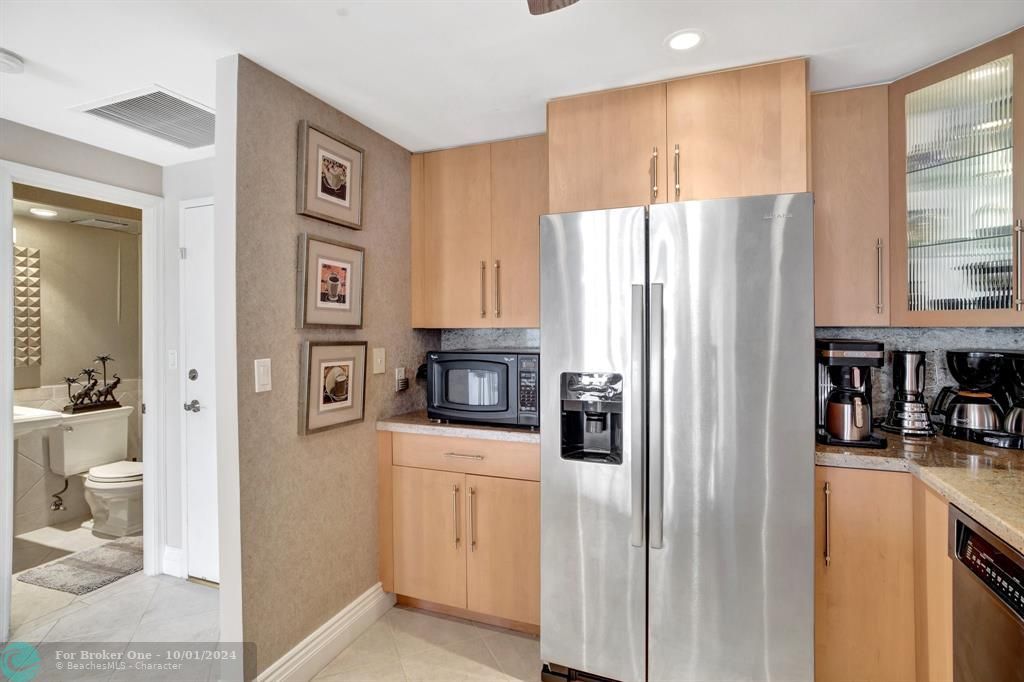 For Sale: $375,000 (1 beds, 1 baths, 846 Square Feet)