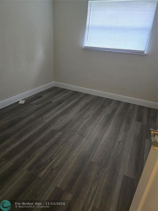 For Rent: $2,400 (3 beds, 1 baths, 912 Square Feet)