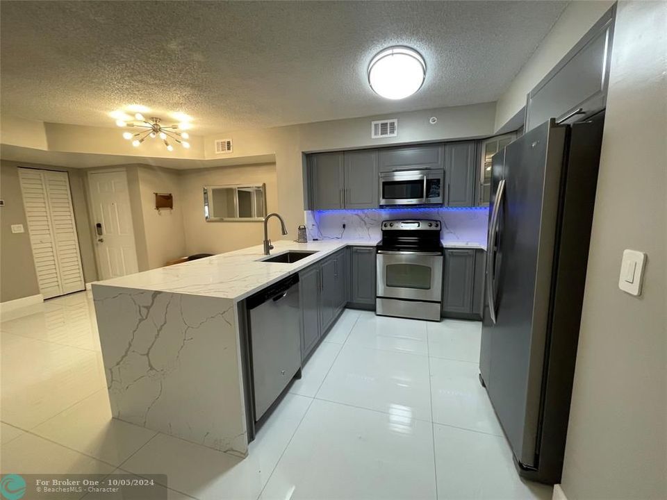 For Rent: $2,500 (2 beds, 2 baths, 967 Square Feet)