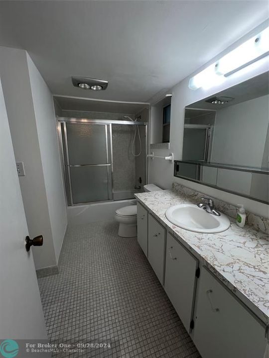 For Sale: $98,600 (1 beds, 1 baths, 725 Square Feet)