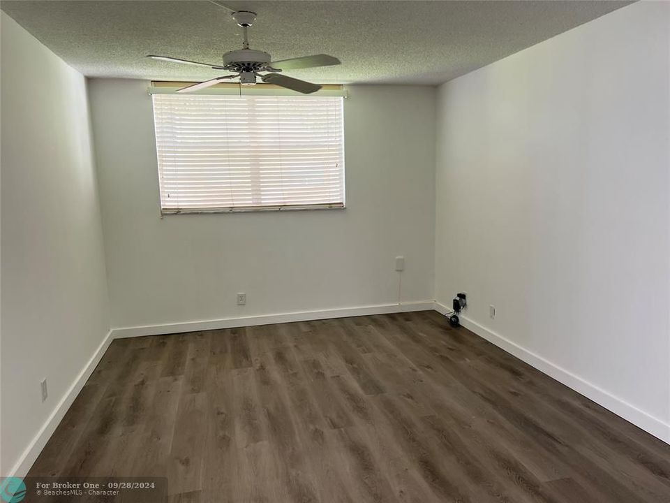 For Sale: $98,600 (1 beds, 1 baths, 725 Square Feet)