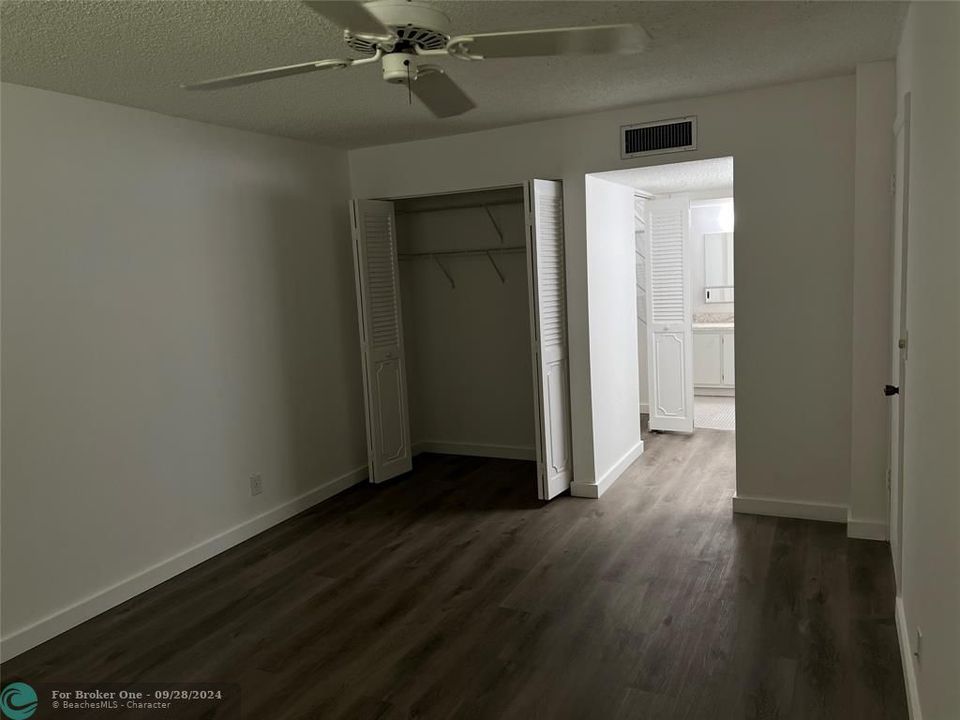 For Sale: $98,600 (1 beds, 1 baths, 725 Square Feet)