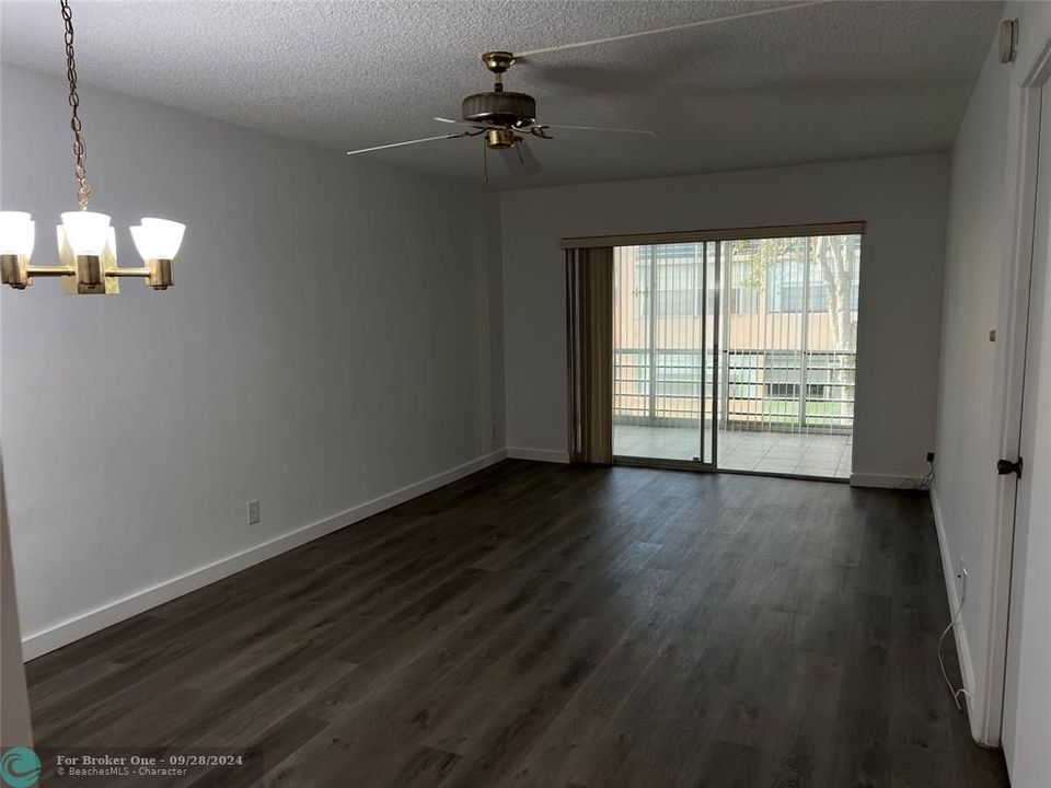 For Sale: $98,600 (1 beds, 1 baths, 725 Square Feet)