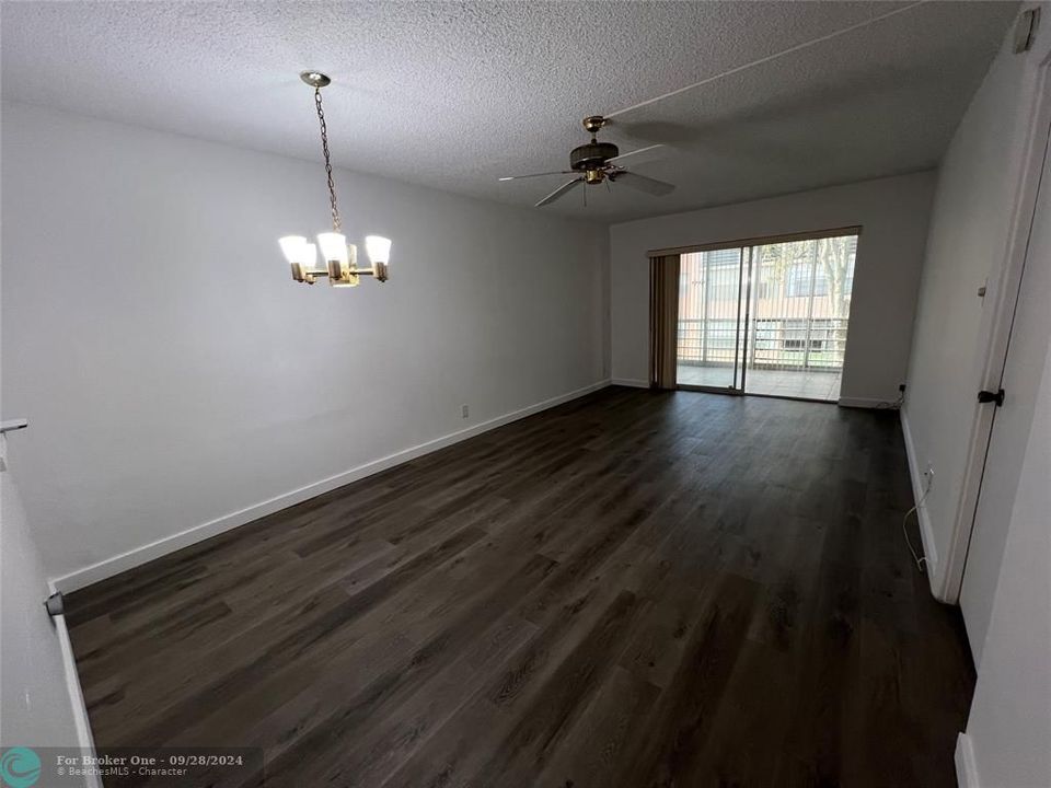 For Sale: $98,600 (1 beds, 1 baths, 725 Square Feet)