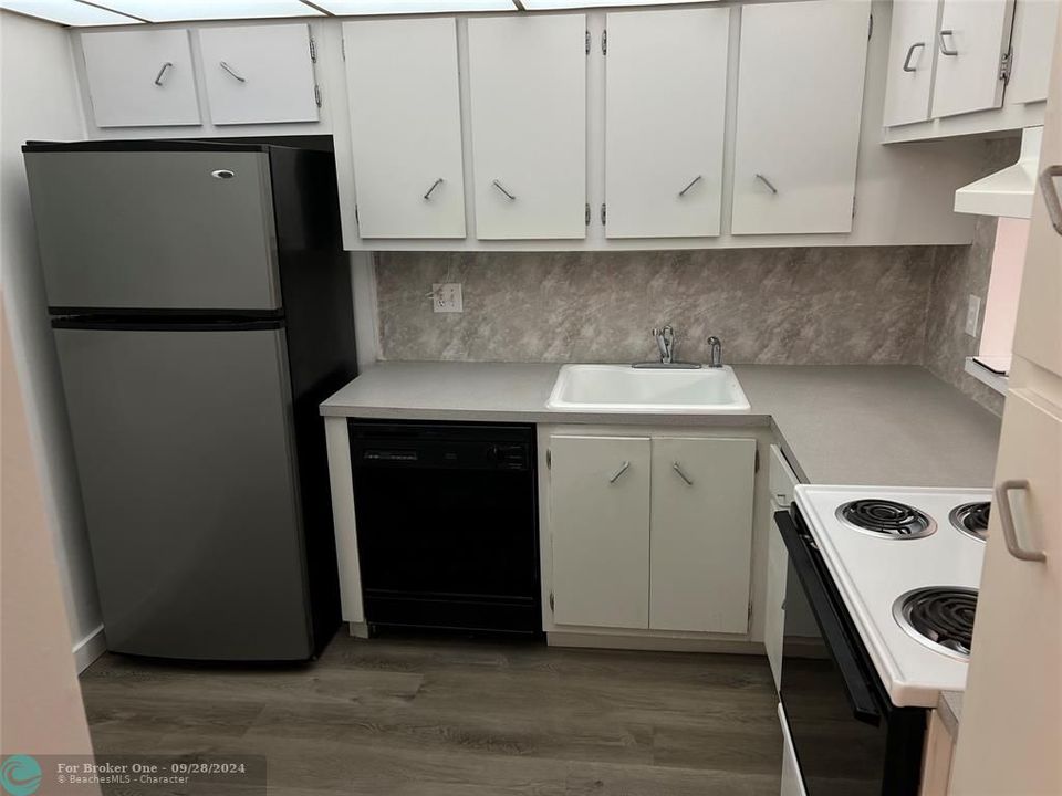 For Sale: $98,600 (1 beds, 1 baths, 725 Square Feet)