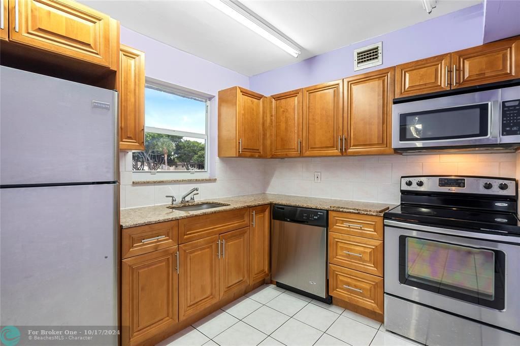 For Sale: $127,500 (1 beds, 1 baths, 806 Square Feet)