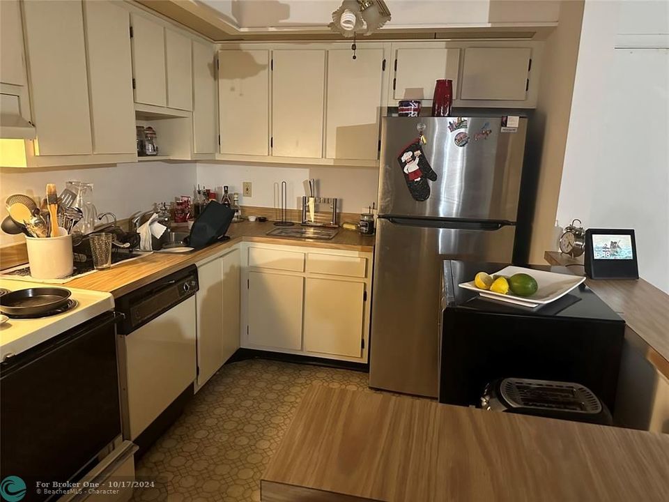 For Sale: $175,000 (1 beds, 1 baths, 827 Square Feet)