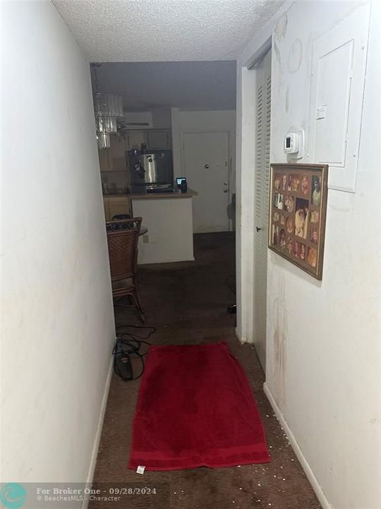 For Sale: $175,000 (1 beds, 1 baths, 827 Square Feet)