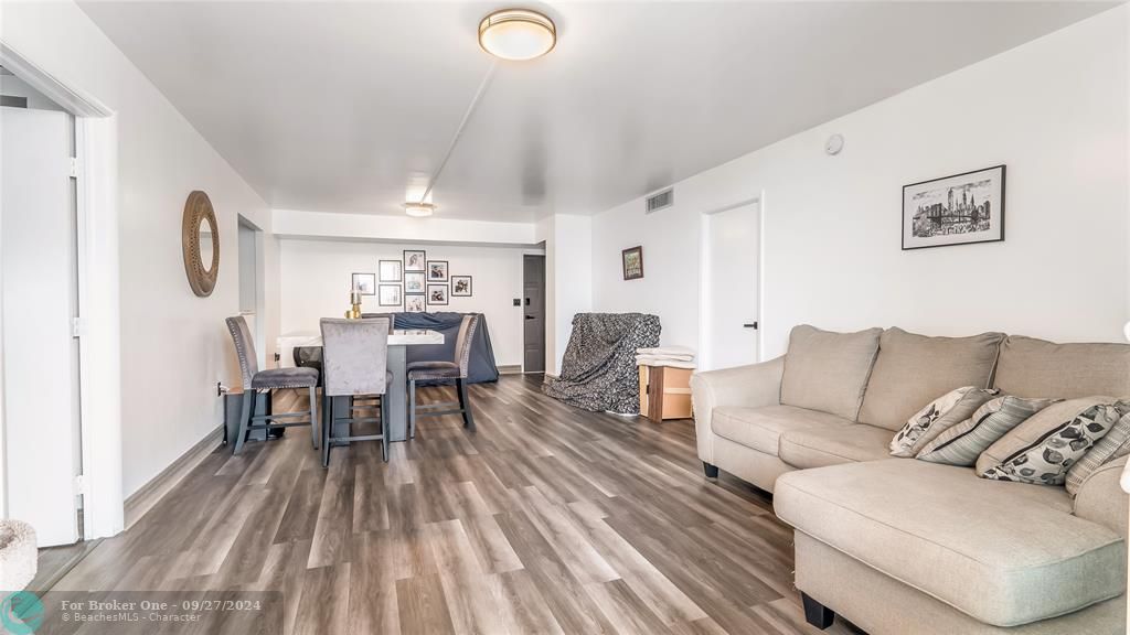 For Sale: $399,000 (2 beds, 2 baths, 1100 Square Feet)