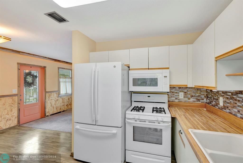 Active With Contract: $319,900 (2 beds, 1 baths, 912 Square Feet)