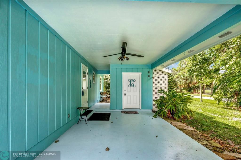 Active With Contract: $319,900 (2 beds, 1 baths, 912 Square Feet)