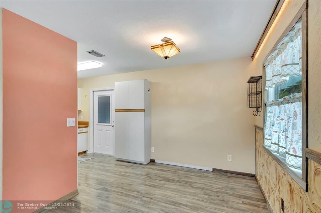 Active With Contract: $319,900 (2 beds, 1 baths, 912 Square Feet)