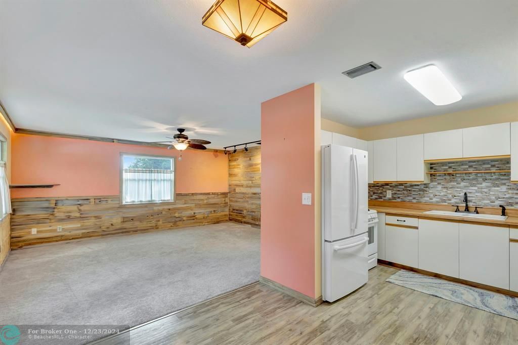 Active With Contract: $319,900 (2 beds, 1 baths, 912 Square Feet)