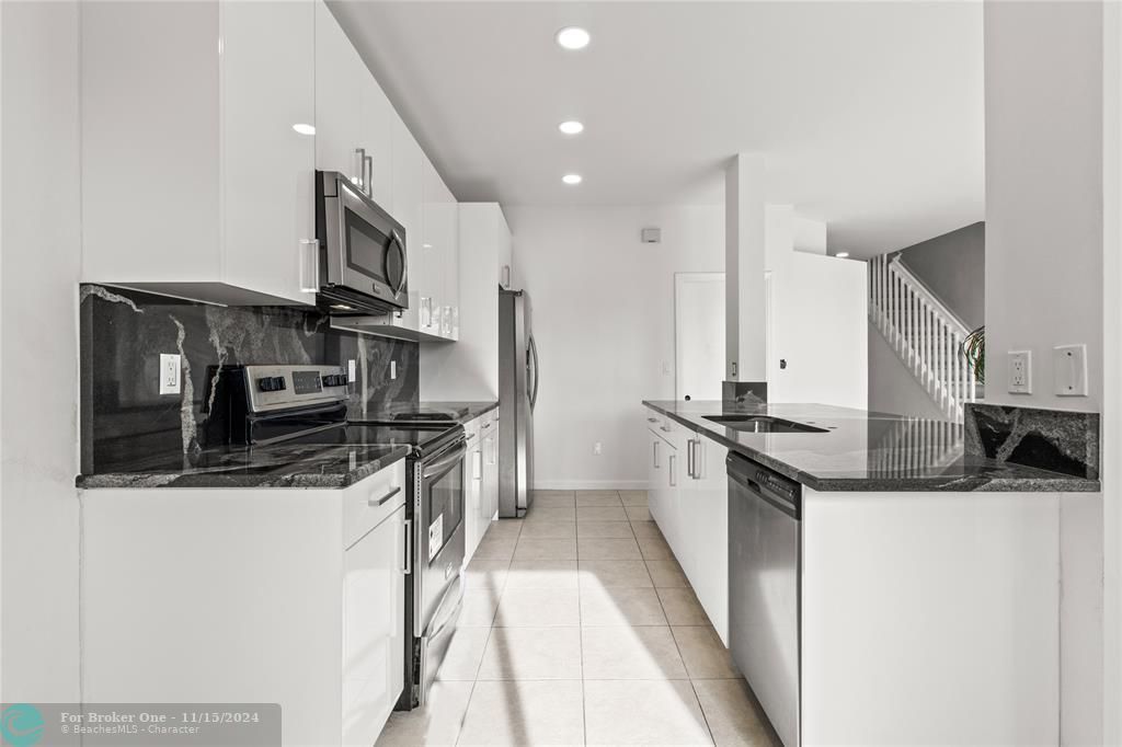 Recently Rented: $3,150 (2 beds, 2 baths, 1200 Square Feet)