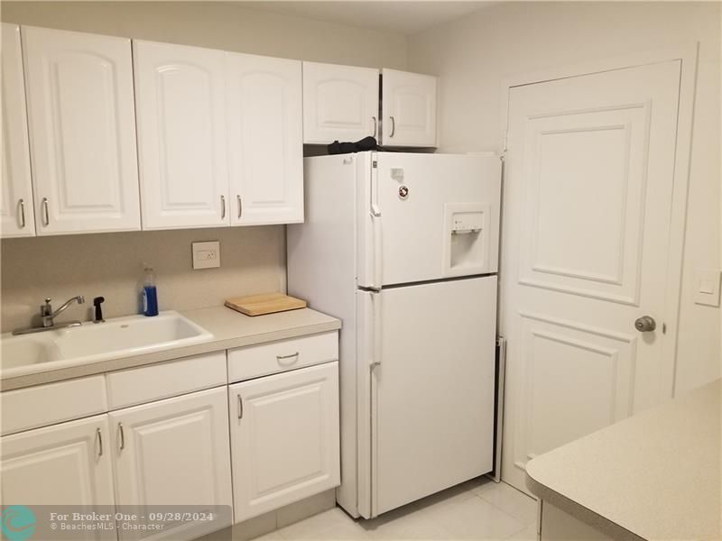 For Rent: $2,500 (1 beds, 1 baths, 819 Square Feet)