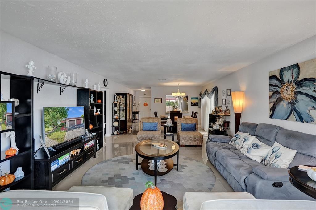 For Sale: $274,900 (2 beds, 2 baths, 1200 Square Feet)