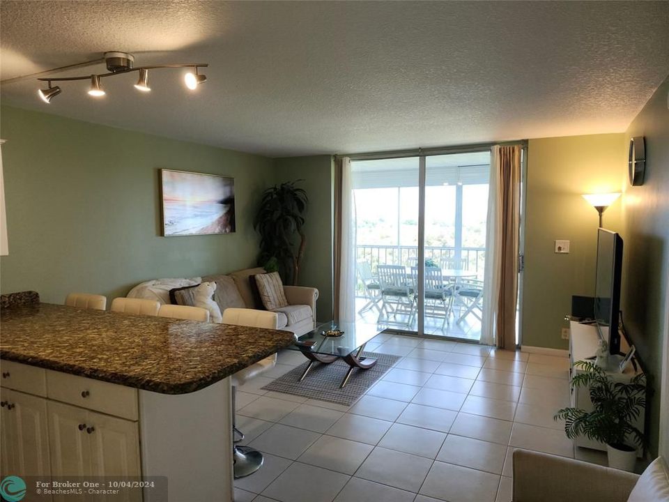 For Sale: $209,900 (2 beds, 2 baths, 932 Square Feet)