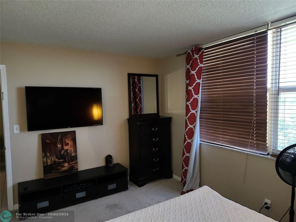 For Sale: $209,900 (2 beds, 2 baths, 932 Square Feet)