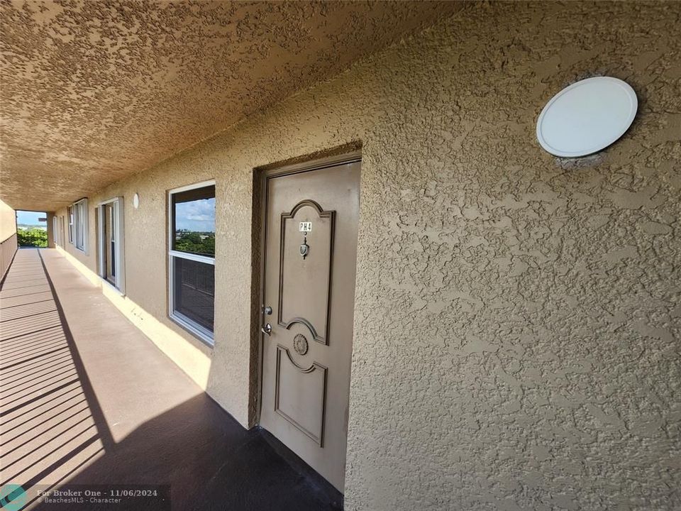 For Sale: $209,900 (2 beds, 2 baths, 932 Square Feet)