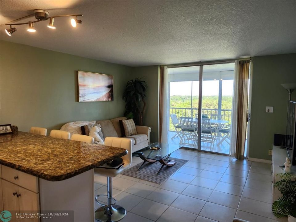 For Sale: $209,900 (2 beds, 2 baths, 932 Square Feet)