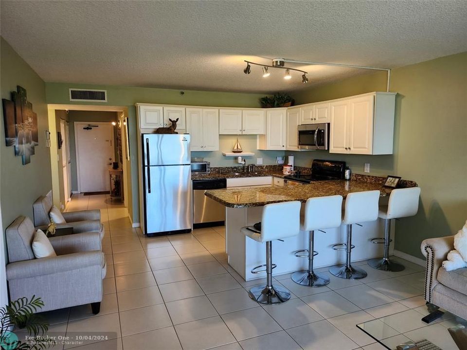 For Sale: $209,900 (2 beds, 2 baths, 932 Square Feet)