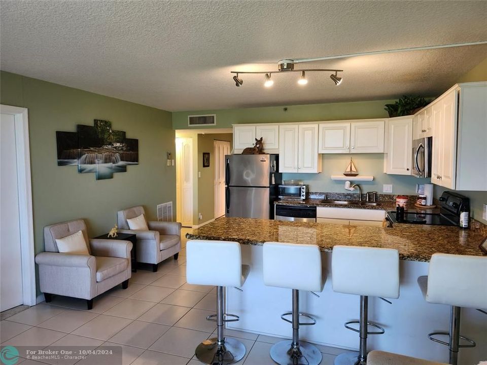 For Sale: $209,900 (2 beds, 2 baths, 932 Square Feet)