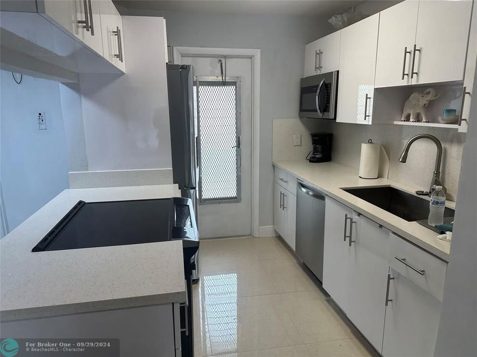 For Rent: $2,100 (1 beds, 1 baths, 806 Square Feet)