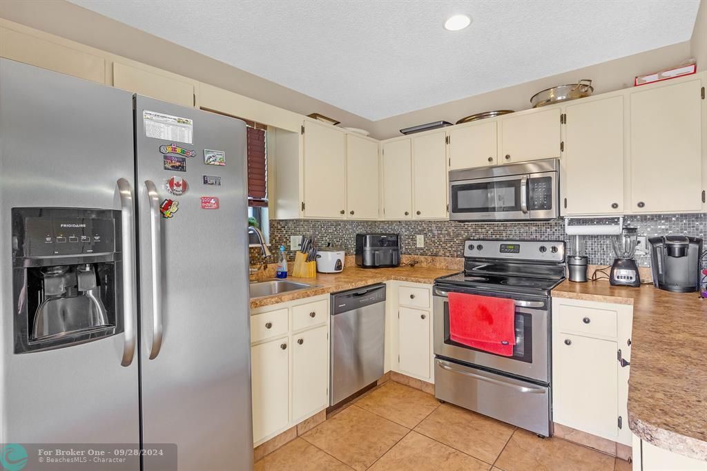 For Sale: $354,900 (2 beds, 2 baths, 1284 Square Feet)