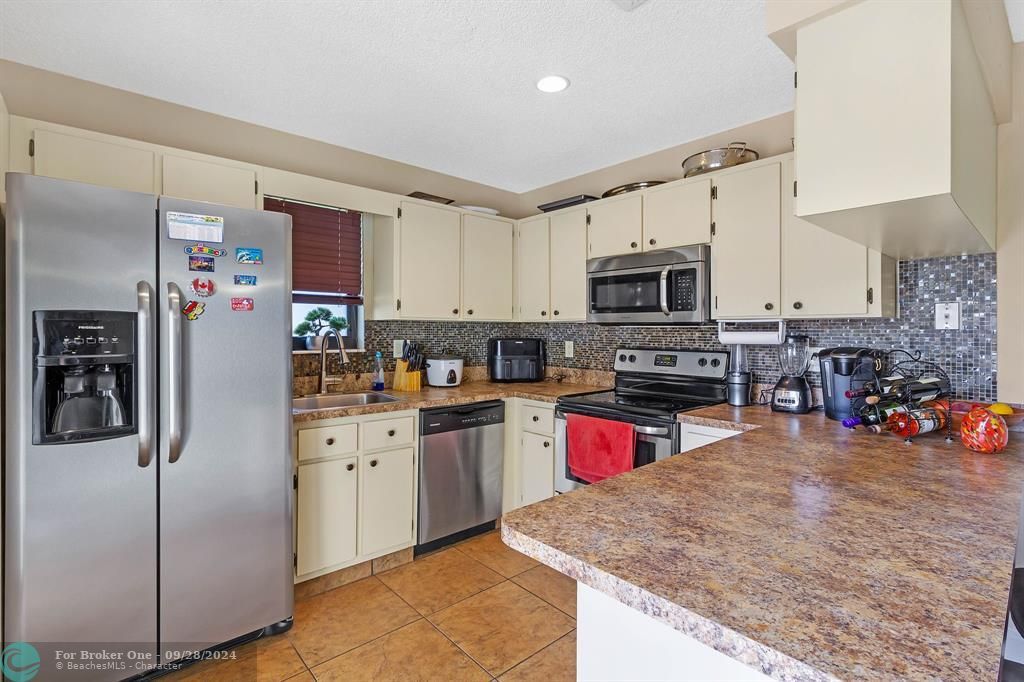 For Sale: $354,900 (2 beds, 2 baths, 1284 Square Feet)