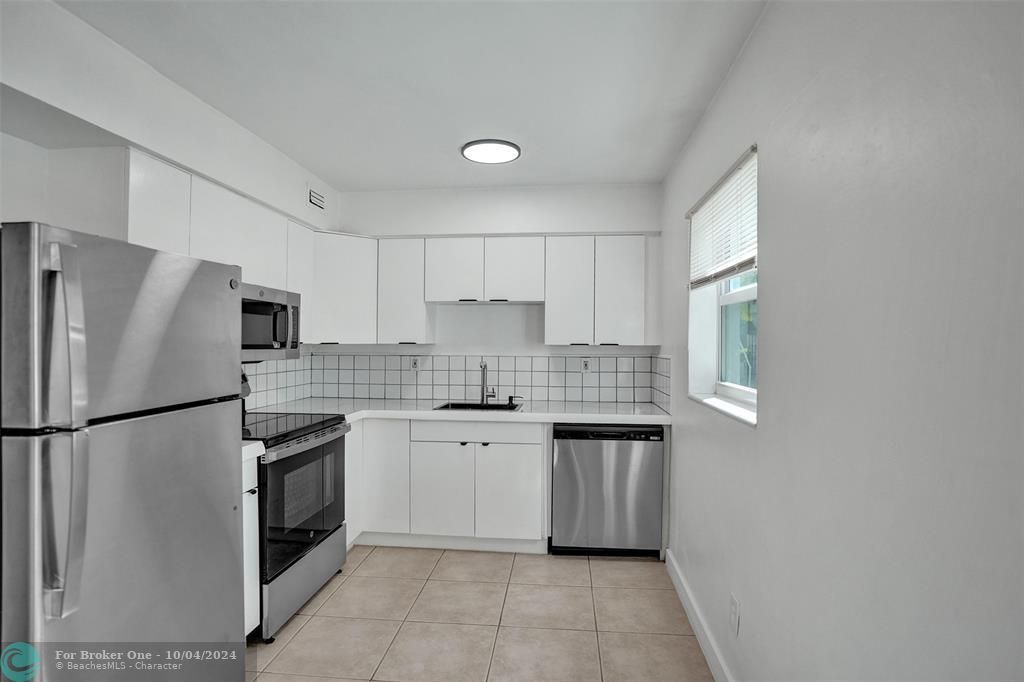 For Rent: $1,900 (1 beds, 1 baths, 656 Square Feet)