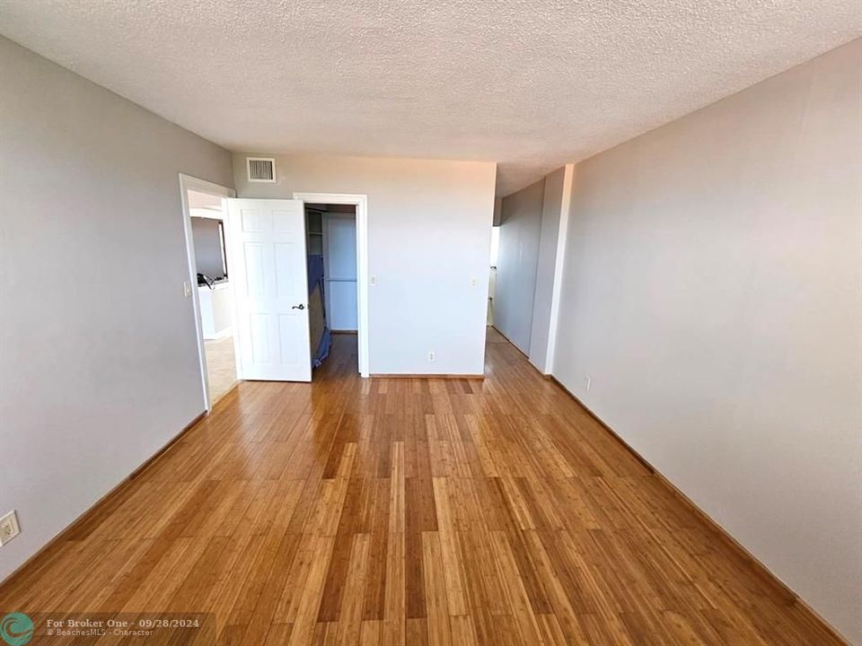 For Sale: $304,999 (1 beds, 1 baths, 850 Square Feet)