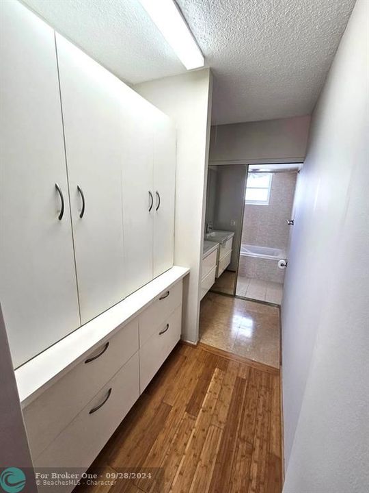 For Sale: $304,999 (1 beds, 1 baths, 850 Square Feet)