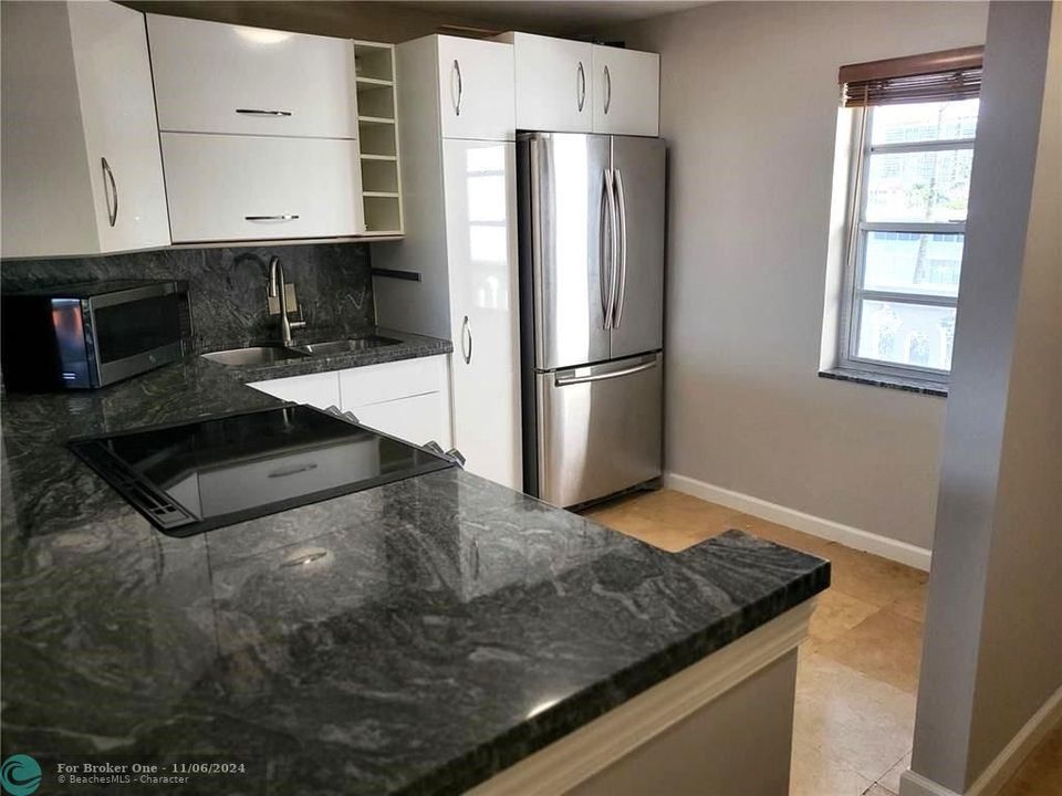 For Sale: $304,999 (1 beds, 1 baths, 850 Square Feet)