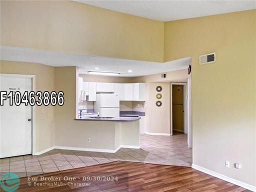 For Rent: $1,900 (2 beds, 1 baths, 1035 Square Feet)